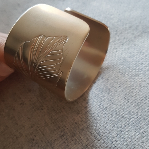 🎉2 for 10🎉Metal wrist cuff - Picture 4 of 4